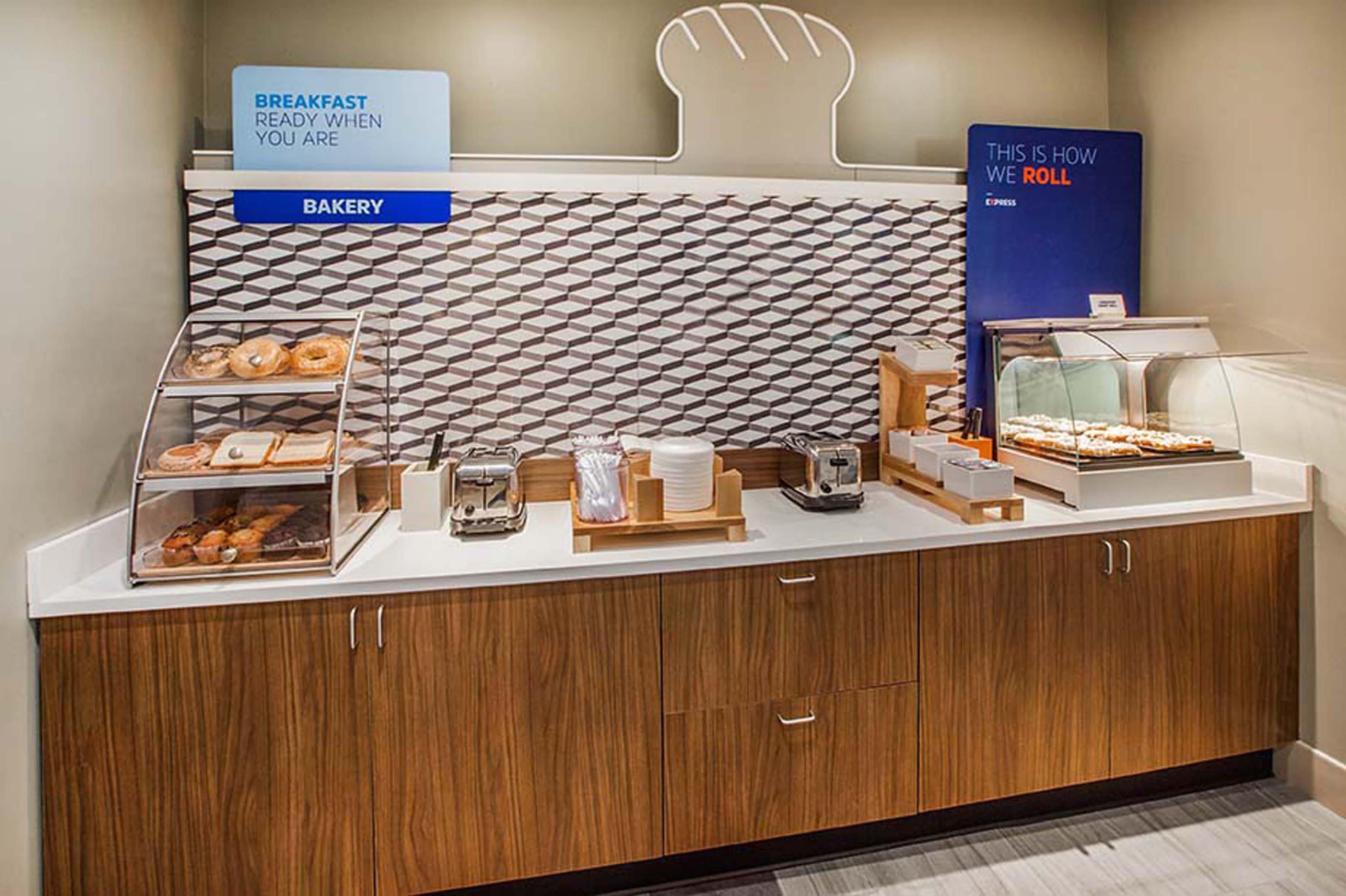 Holiday Inn Express & Suites Greensboro - I-40 Atwendover By Ihg Экстерьер фото
